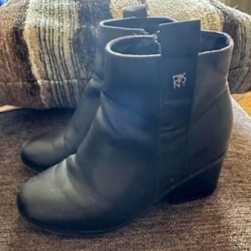 DKNY girl boots size 1. Color black